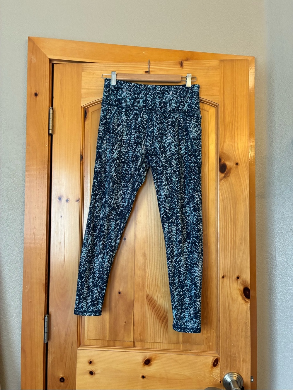 Sweaty Betty Blue/Green and White 7/8 “The Power” Patterned Leggings